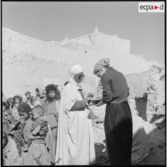 N'Goussa. Le personnel de la Croix-Rouge aide la population civile.