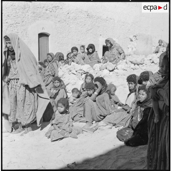 N'Goussa. Le personnel de la Croix-Rouge aide la population civile.