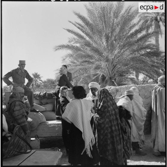 N'Goussa. Distribution de vivres et de vêtements à la population civile.