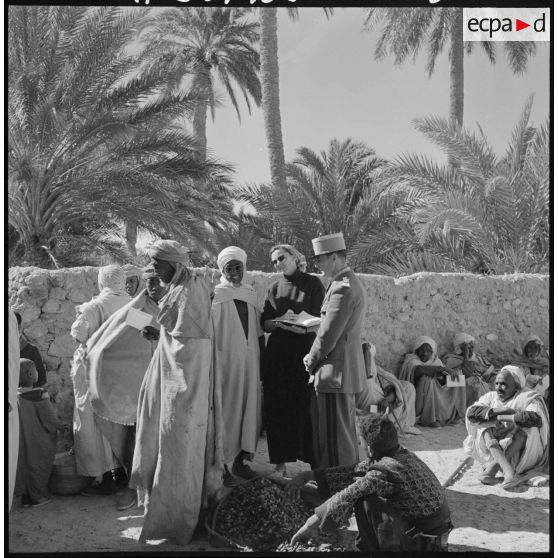 N'Goussa. Le personnel de la Croix-Rouge aide la population civile.