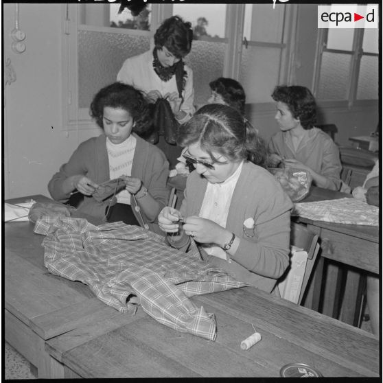 Ecole ménagère d'El Biar. Des monitrices font de la couture.