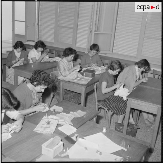 Ecole ménagère d'El Biar. Des monitrices font de la couture.