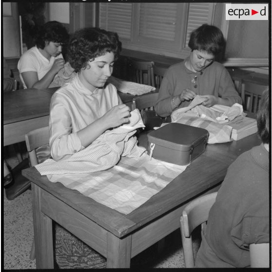 Ecole ménagère d'El Biar. Des monitrices font de la couture.