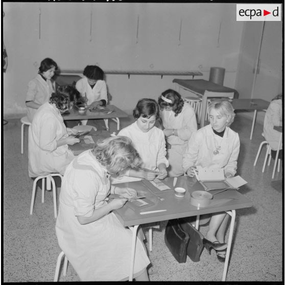 Ecole ménagère d'El Biar. Des monitrices confectionnent des cadres photo en carton.