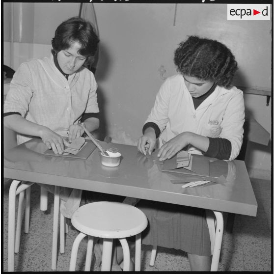 Ecole ménagère d'El Biar. Des monitrices confectionnent des cadres photo en carton.