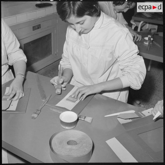 Ecole ménagère d'El Biar. Des monitrices confectionnent des cadres photo en carton.
