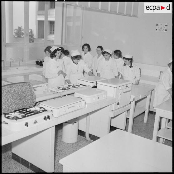 Ecole ménagère d'El Biar. Des monitrices cuisinent.