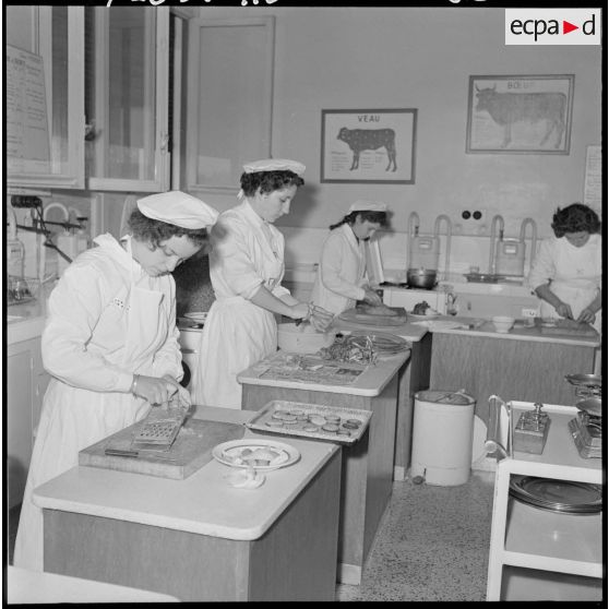 Ecole ménagère d'El Biar. Des monitrices cuisinent.