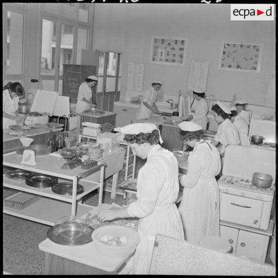 Ecole ménagère d'El Biar. Des monitrices cuisinent.