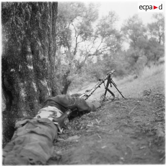 Opération K21. Cadavre d'un rebelle avec sa mitrailleuse MG42.
