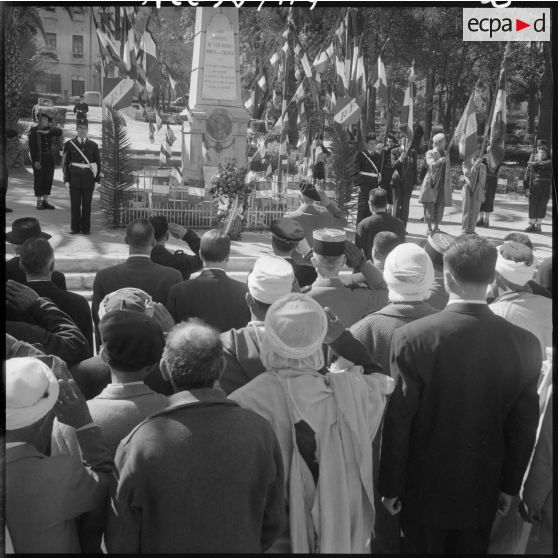Tizi Ouzou. Devant le monument aux morts.