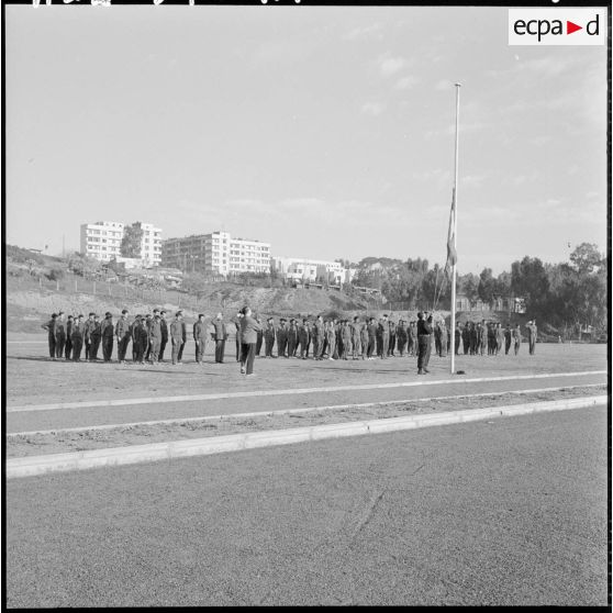 Alger. Stade des Tagarins. Championnat d'Algérie de cross-country. Cérémonie avant la course.