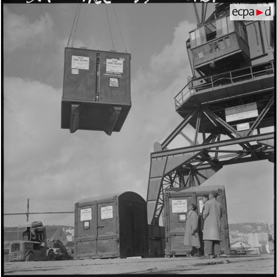 Port d'Alger. Grue transportant un container de livres scolaires.