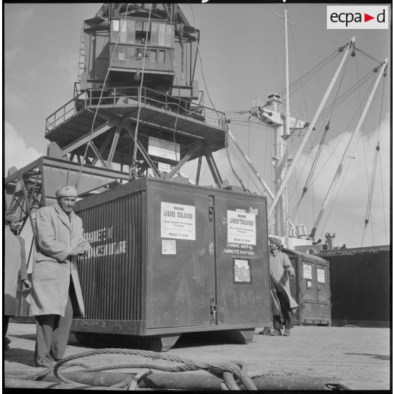 Port d'Alger. Un container de livres scolaires.