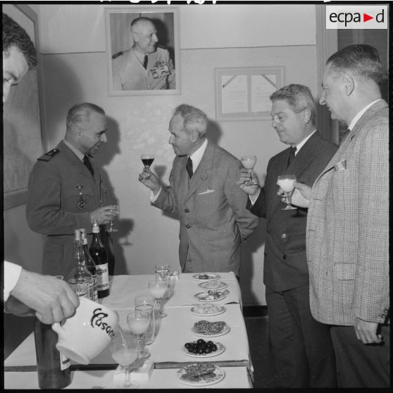 Alger. Hôtel de Bordeaux. Monsieur Champeaux, président de l'Amicale, porte un toast au colonel Lacheroy.
