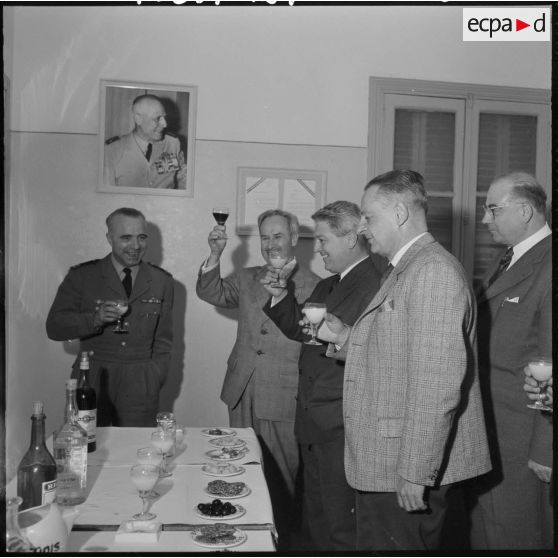 Alger. Hôtel de Bordeaux. Monsieur Champeaux, président de l'Amicale, porte un toast au colonel Lacheroy.