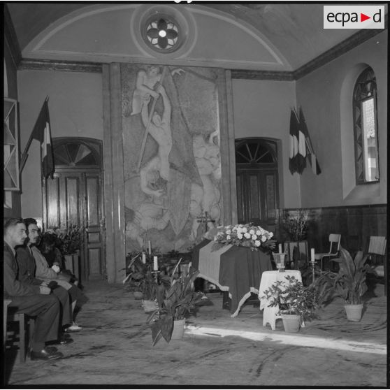 Alger. Hôpital Maillot. Obsèques du parachutiste André Gouvernet. Recueillement à la chapelle ardente.