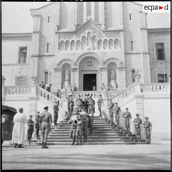 Alger. Hôpital Maillot. Obsèques du parachutiste André Gouvernet. Le cercueil sort de l'église.