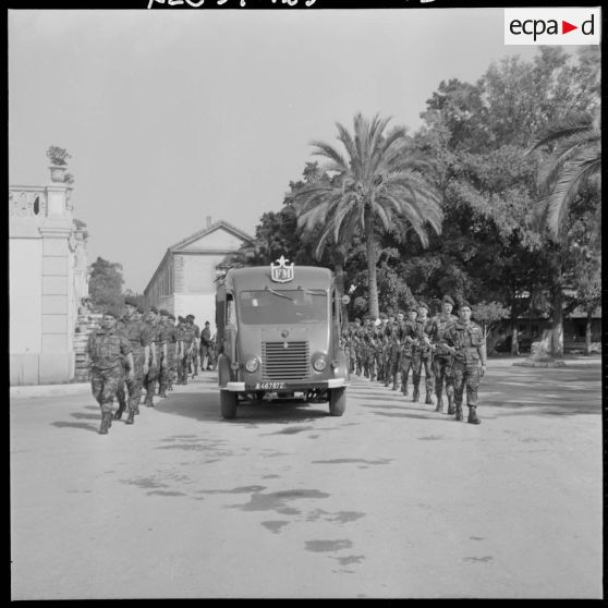 Alger. Hôpital Maillot. Obsèques du parachutiste André Gouvernet. Convoi funéraire.