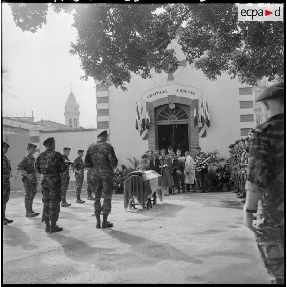 Alger. Hôpital Maillot. Obsèques du parachutiste André Gouvernet. Recueillement à la chapelle ardente.