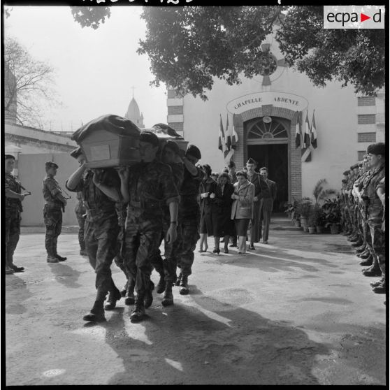 Alger. Hôpital Maillot. Obsèques du parachutiste André Gouvernet. Le cercueil sort de la chapelle ardente.