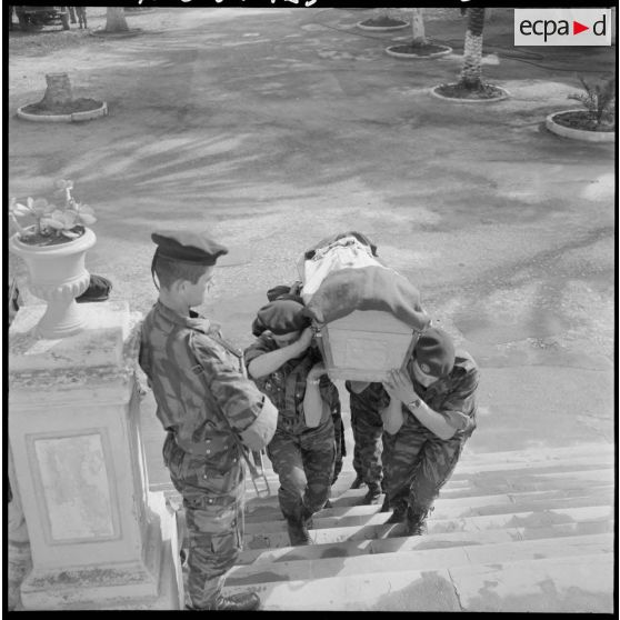 Alger. Hôpital Maillot. Obsèques du parachutiste André Gouvernet. Arrivée du cerceuil à l'église.