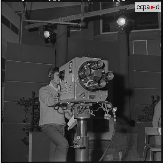 Alger. Studios de la télévision. Caméraman.