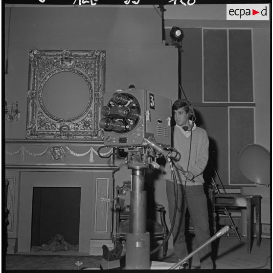 Alger. Studios de la télévision. Caméraman.