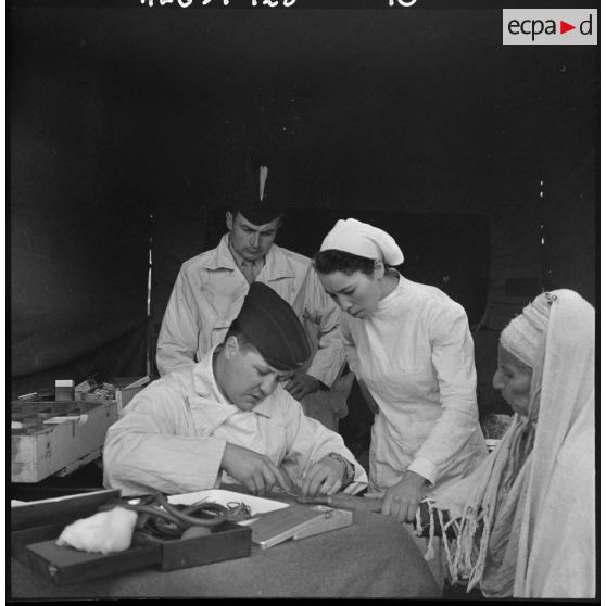 Miliana. Au travail : soins divers et puériculture.