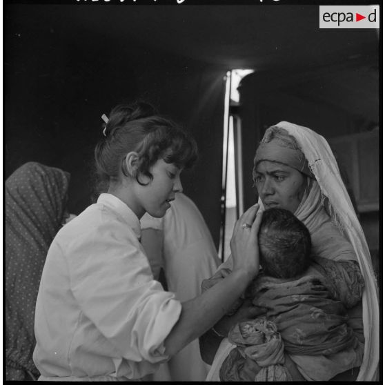 Miliana. Au travail : soins divers et puériculture.