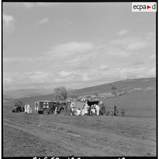 Miliana. Infirmerie volante installée dans la nature.