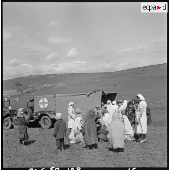 Miliana. Infirmerie volante installée dans la nature.