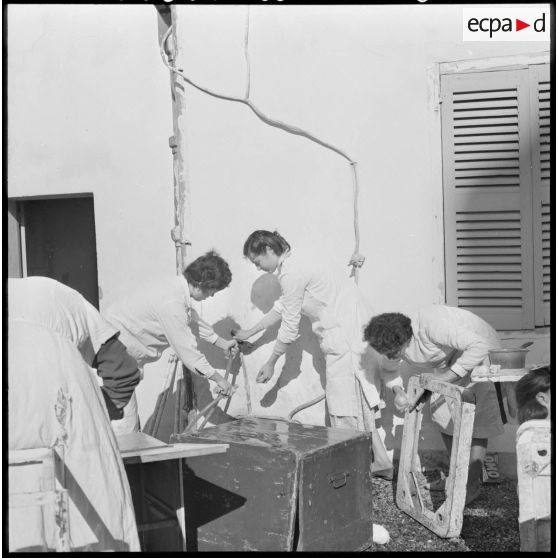 Miliana. Préparation de la mission, les assistantes complètent leurs caisses de produits pharmaceutiques.