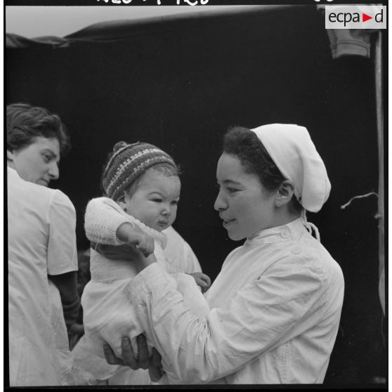 Miliana. Une assistante s'occupe d'un bébé.