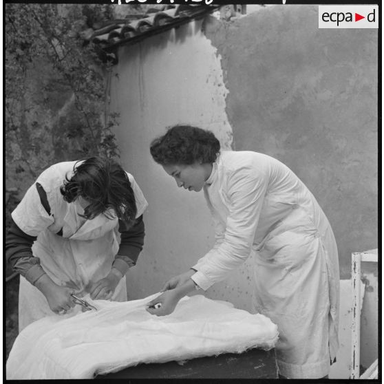 Miliana. Préparation de la mission, les assistantes complètent leurs caisses de produits pharmaceutiques.