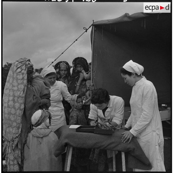 Miliana. Au travail : soins divers et puériculture.