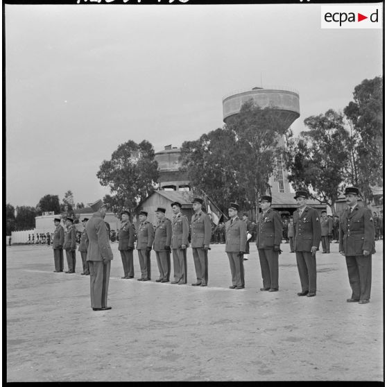 Maison Carré. Le colonel Crozafon face aux militaires décorés.
