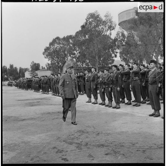 Maison Carré. Le colonel Crozafon passe les troupes en revue.