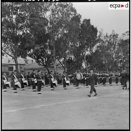 Maison Carré. Défilé devant l'orchestre militaire.