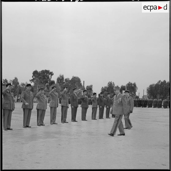 Maison Carré. Le colonel Crozafon passe devant les militaires décorés.