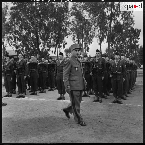 Maison Carré. Le colonel Crozafon passe les troupes en revue.