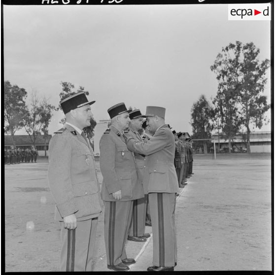Maison Carré. Le colonel Crozafon remet une décoration.