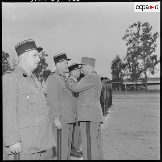Maison Carré. Le colonel Crozafon remet une décoration.