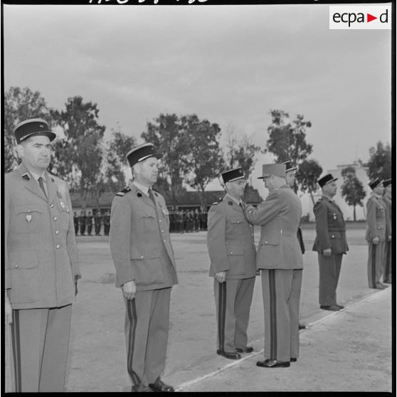 Maison Carré. Le colonel Crozafon remet une décoration.