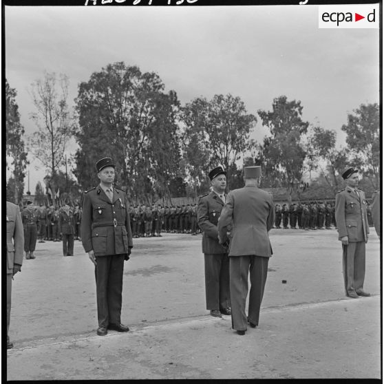 Maison Carré. Le colonel Crozafon remet une décoration.