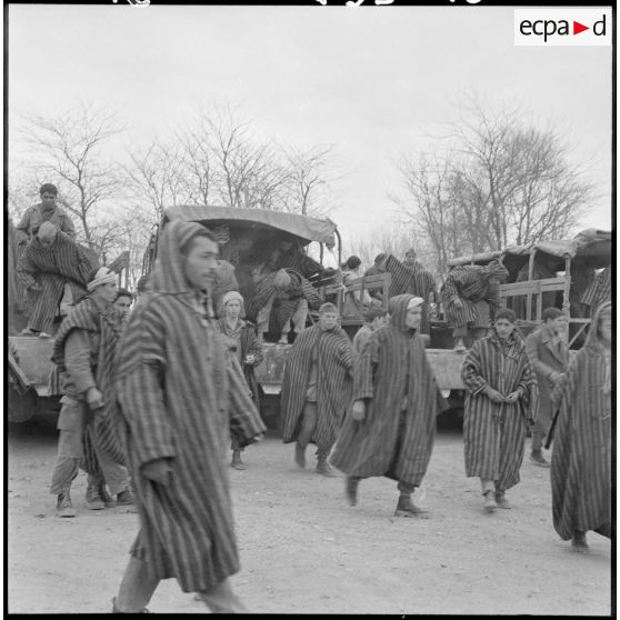Aïn Beïda. Les ralliés sortent des camions pour le ravitaillement.
