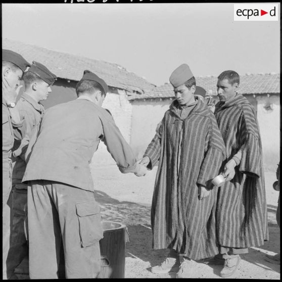 Aïn Beïda. Distribution de vivres.