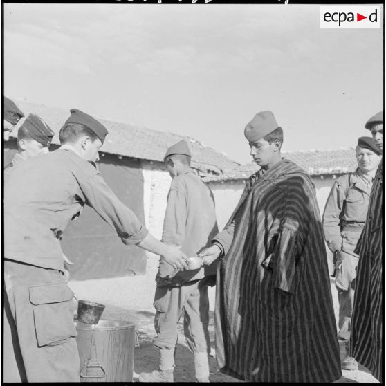 Aïn Beïda. Distribution de vivres.