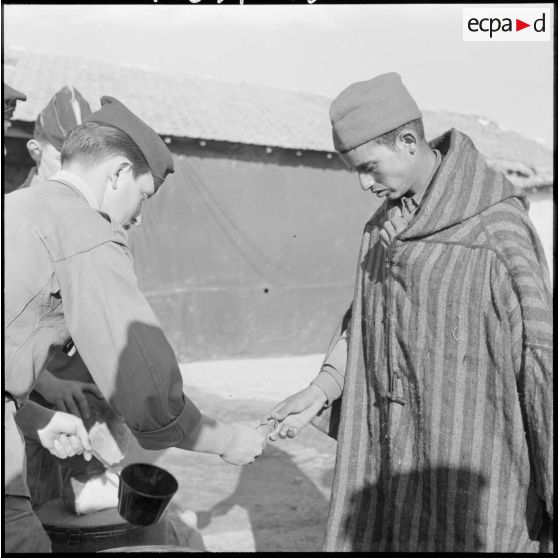 Aïn Beïda. Distribution de vivres.