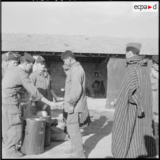 Aïn Beïda. Distribution de vivres.